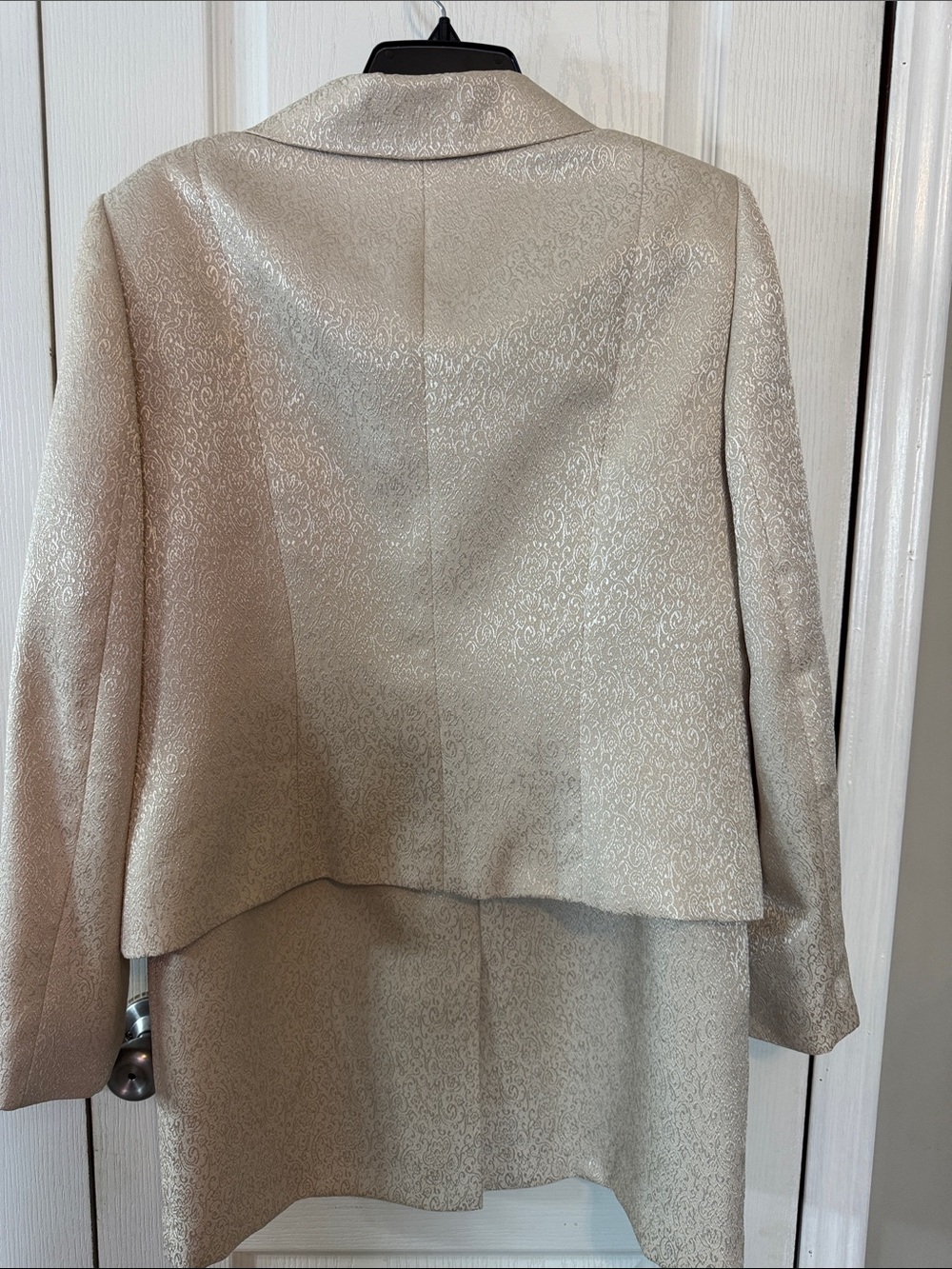 Le Suit Shimmery Cream Jacquard Blazer with Shell - Picture 4 of 5